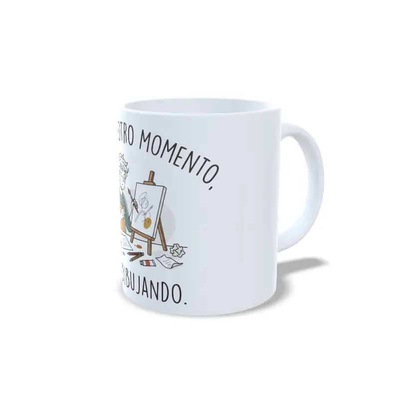Taza de pintura y dibujo con ilustración de hombre dibujando frente a su caballete y frase Vuelve en otro momento, estoy dibujando, interior y asa en color blanco, vista lateral derecha.
