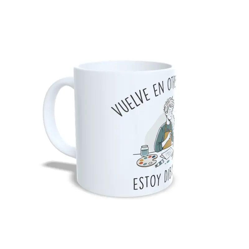 Taza de pintura y dibujo con ilustración de hombre dibujando frente a su caballete y frase Vuelve en otro momento, estoy dibujando, interior y asa en color blanco, vista lateral izquierda.