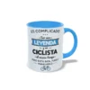 Taza de cerámica sobre ciclismo con la frase es complicado ser una leyenda y un ciclista, interior y asa en color azul claro, vista lateral derecha