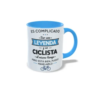 Taza de cerámica sobre ciclismo con la frase es complicado ser una leyenda y un ciclista, interior y asa en color azul claro, vista lateral derecha