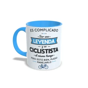 Taza de cerámica sobre ciclismo con la frase es complicado ser una leyenda y un ciclista, interior y asa en color azul claro, vista lateral izquierda