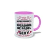 Taza de cerámica sobre pádel con frase la jugadora de pádel más sexy de la zona, interior y asa en color rosa, vista lateral derecha.