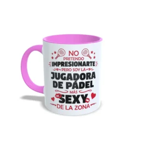 Taza de cerámica sobre pádel con frase la jugadora de pádel más sexy de la zona, interior y asa en color rosa, vista lateral izquierda.