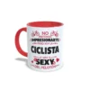 la ciclista más sexy del pelotón IZQ ROJO Taza con frase la ciclista más sexy del pelotón, interior y asa en color rojo, vista lateral izquierda